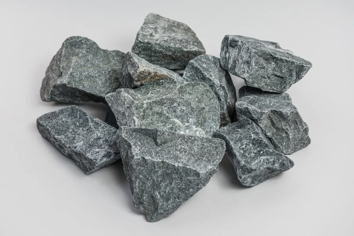 Серпентинит колотый (10 кг, ведро), фракция 90-150мм
