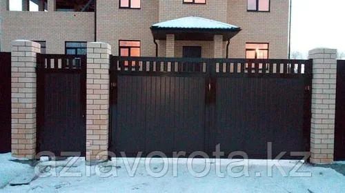 Ворота распашные с наполнением сендвич панель