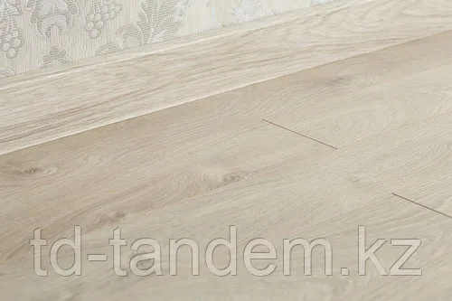 Ламинат Kronopol Flooring LINEA Plus 3034 Дуб Феррара 32класс/8мм фаска (узкая доска)