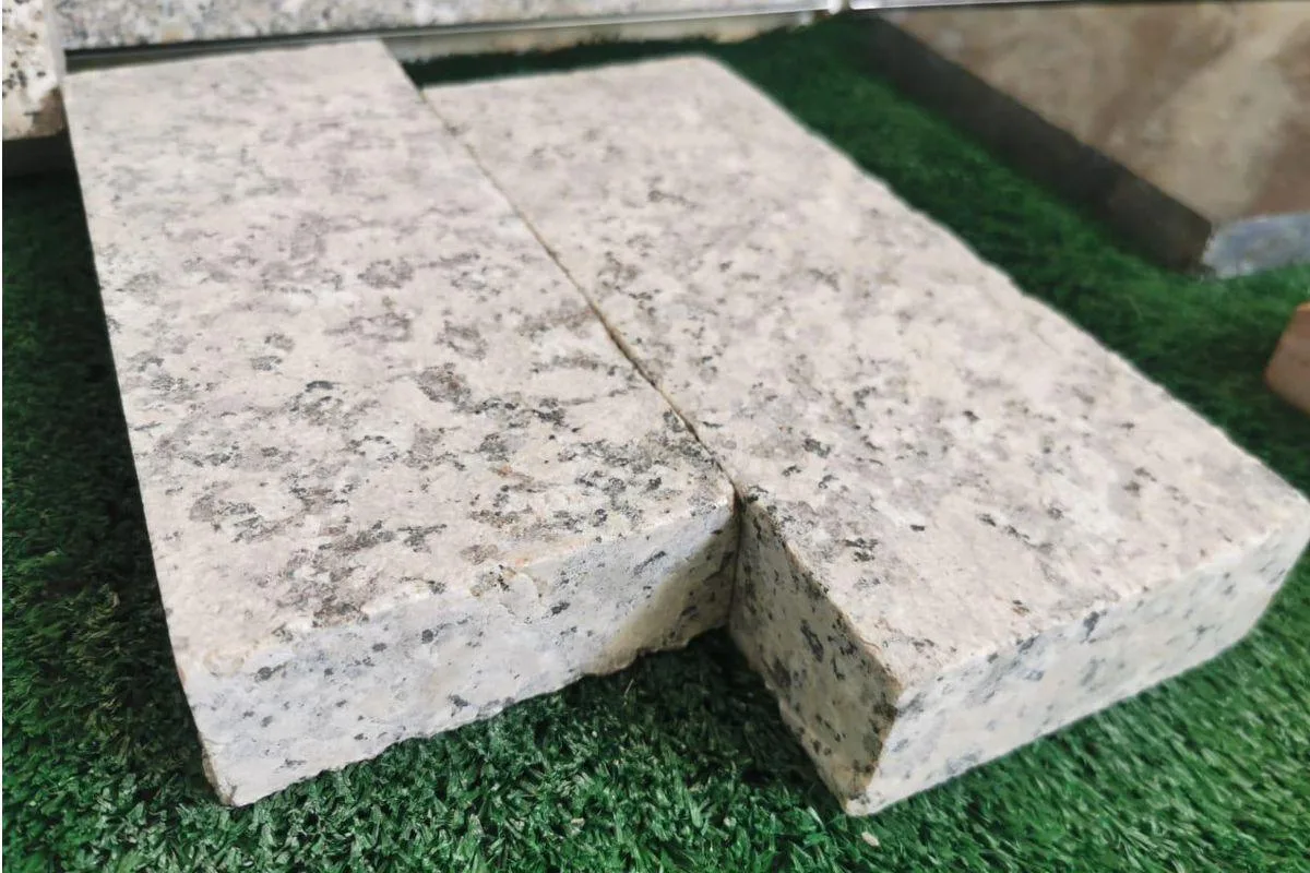 Плиты мощения, гранит Курты, Жалгыз, термообработанные 600*300*40мм