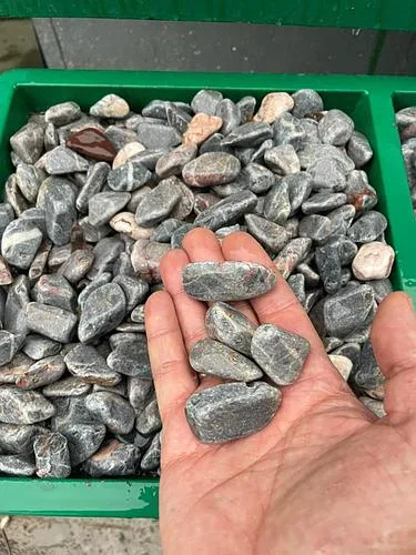 Серая галька в мешках для ландшафтного дизайна