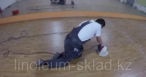 Укладка спортивного покрытия
