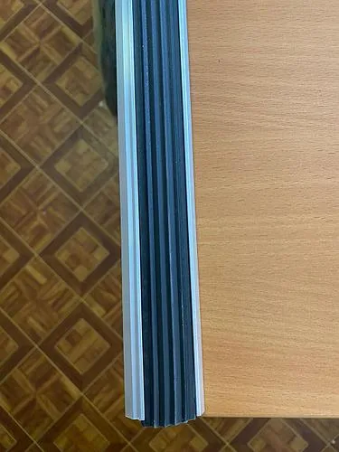 Порог противоскользящий (алюминий+резина), 2.7 м угловой